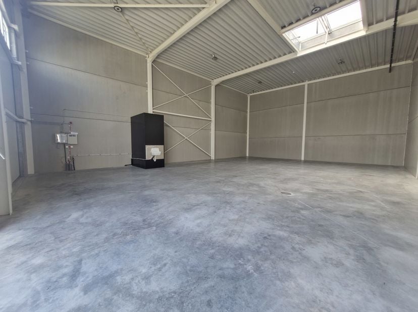 Nieuwbouw - Schitterende werkplaats/magazijn te huur in Nivelles Nord. Gelegen nabij de E19, N4 en E420. 216 m² units met 2 parkeerplaatsen. De unit h