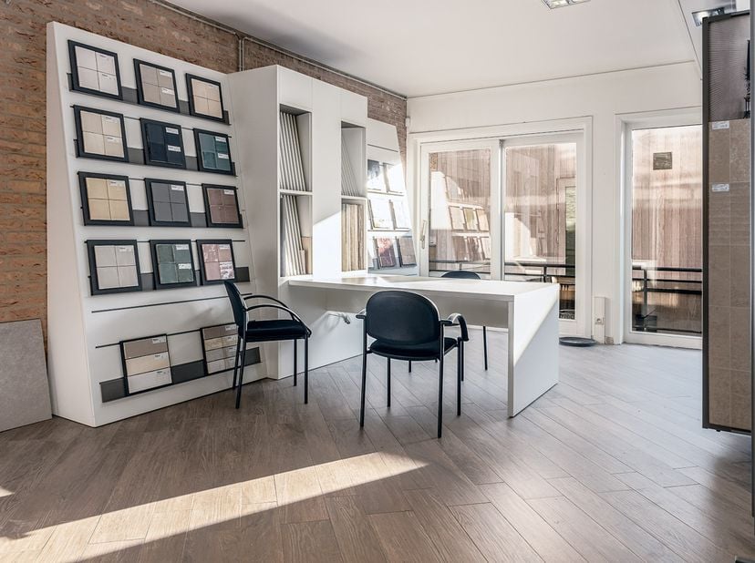 Zeer ruime handelsgelijkvloers met grote toonzaal zowel op de gelijkvloer als in de kelder. Door zijn hoekligging veel etalage mogelijkheden.