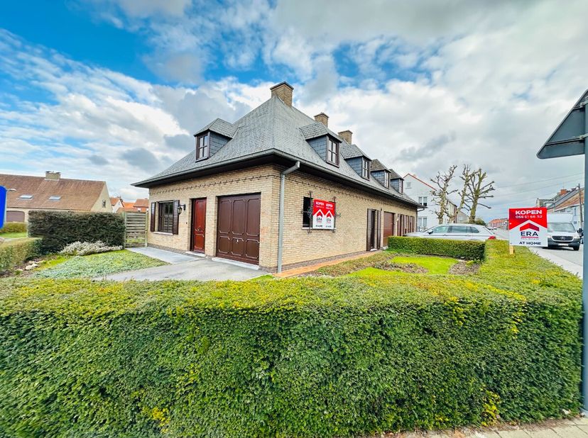 Maison jumelée avec jardin ensoleillé RoeselareMaison jumelée lumineuse avec trois chambres à coucher, garage et jardin orienté au sud.AménagementRez-