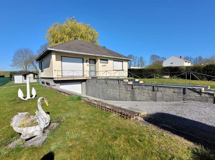 Bonne maison 4 façades en bon état général située à 5&#039; des boulevards comprenant 2 chambres, un jardin et un garage.&lt;br /&gt;
Le sous-sol est composé d&#039;u