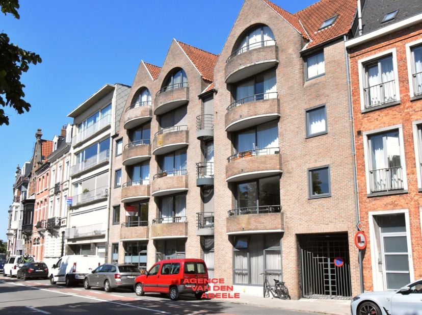 Welkom bij dit prachtige appartement, gelegen in het bruisende centrum van de stad. Dit stijlvol  appartement biedt een perfecte combinatie van comfor