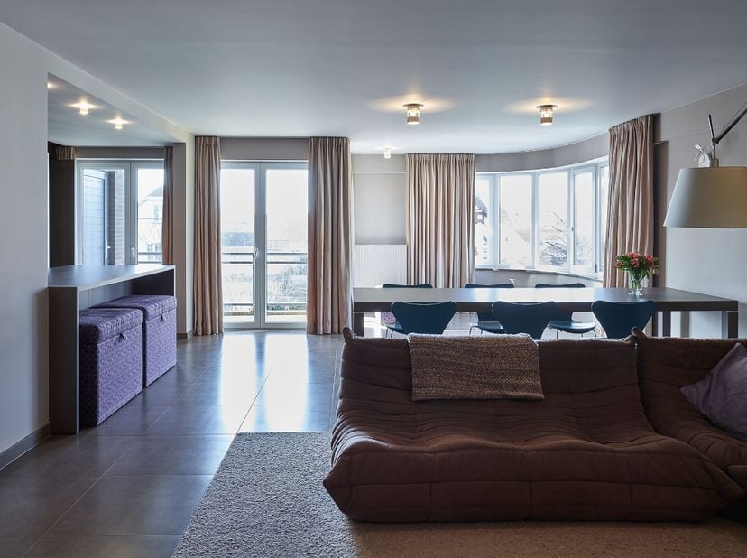 Au cœur du centre de La Panne, à seulement quelques minutes à pied de la plage, se trouve ce superbe appartement d’angle décoré avec goût et comprenan