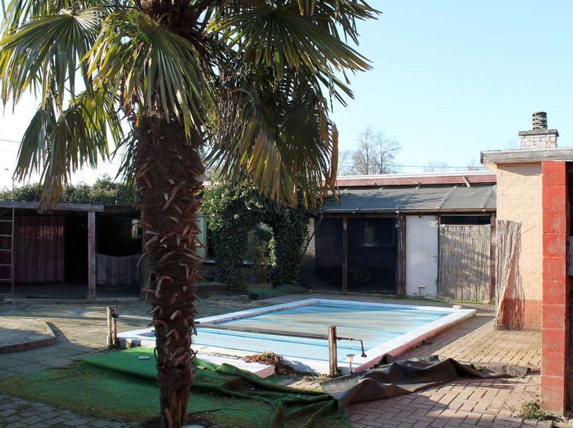 Op zoek naar een woning met veel potentieel in een gegeerde en groene omgeving? Deze te renoveren woning biedt een bewoonbare oppervlakte van 165 m² o