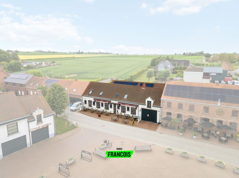 Dans le charmant Westouter, l&#039;attraction touristique de Heuvelland, se trouve ce café florissant &#039;t Peenhof. Cette propriété, dotée d&#039;une histoire int