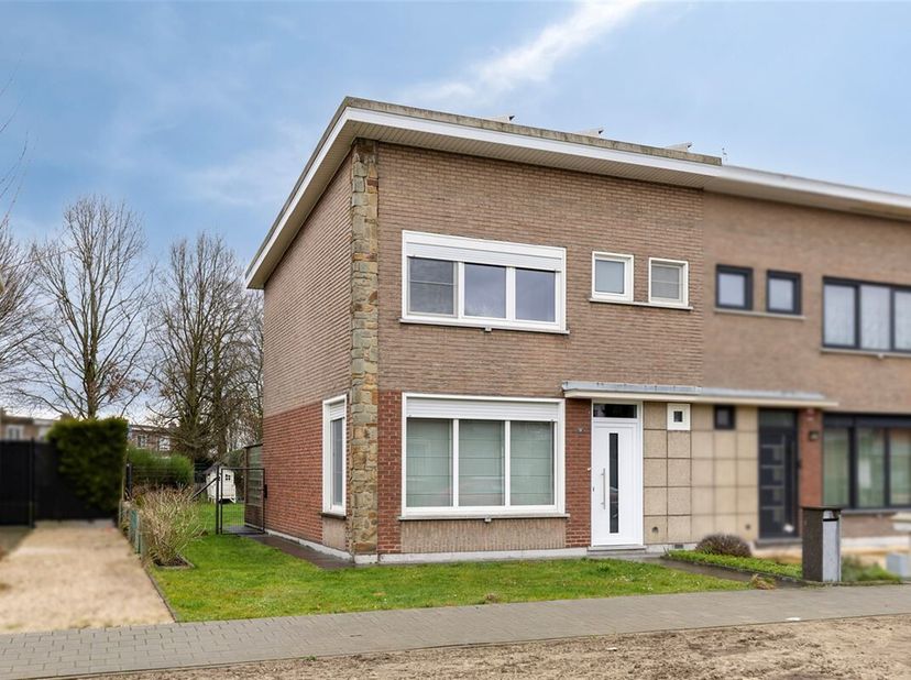 In een rustige wijk te Willebroek vinden we deze instapklare woning gelegen op een perceel van 3a 27ca. Deze halfopen bebouwing bevindt zich op een zo