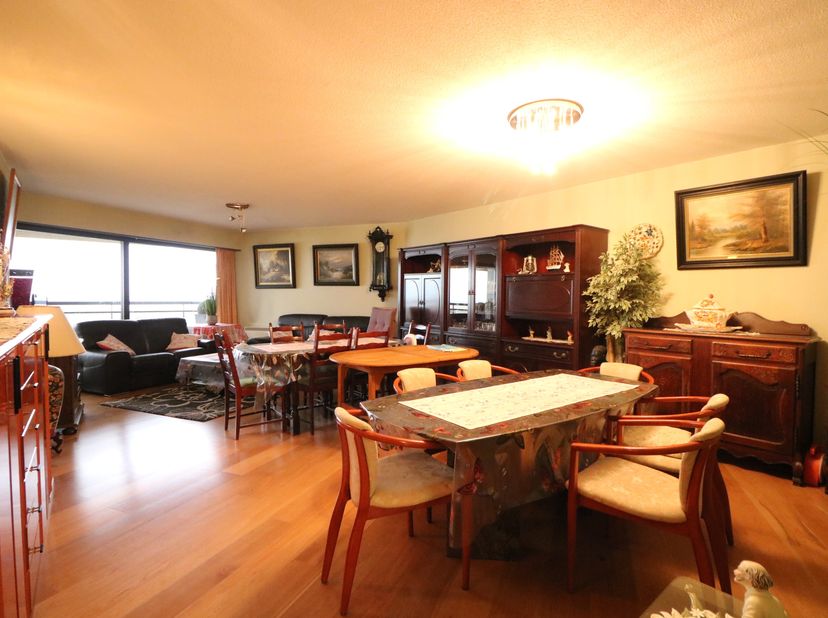 Zeer ruim (115 m²) 2-slaapkamerappartement met 2 badkamers en frontaal zeezicht. &lt;br /&gt;
Dit appartement is gelegen op de 1ste verdieping van de reside