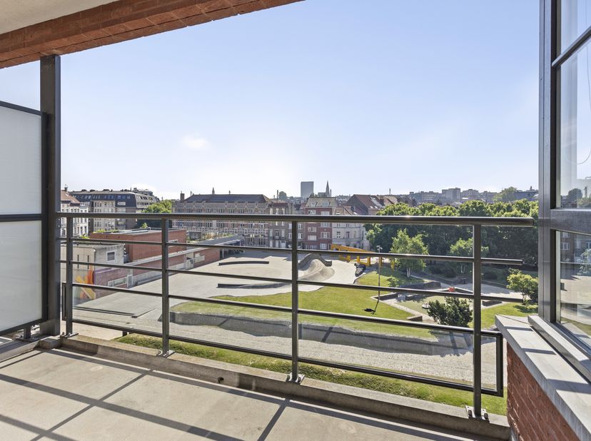 Lichtrijk appartement van 89m² gelegen in een appartementsgebouw te Schaarbeek op wandelafstand van de site van Tour&amp;Taxis. Het appartement is gelegen