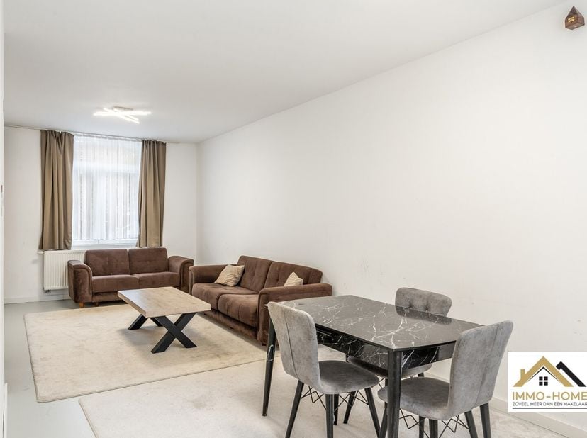 Deze gerenoveerde stadswoning is gelegen in een rustige straat aan de stadsrand van Gent vlakbij Dok Noord, en vlot bereikbaar via diverse invalswegen