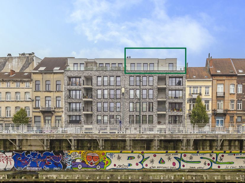 Ruim en modern penthouse-appartement uit 2015 met prachtig panoramisch uitzicht over Brussel, gelegen tegenover het kanaal waar het aangenaam wonen is