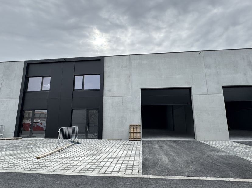 Unité PME située au centre, à deux pas de l&#039;entrée et de la sortie de l&#039;E40 à Oudenburg.&lt;br /&gt;
Caractéristiques:&lt;br /&gt;
- Unité PME (entrepôt avec sect