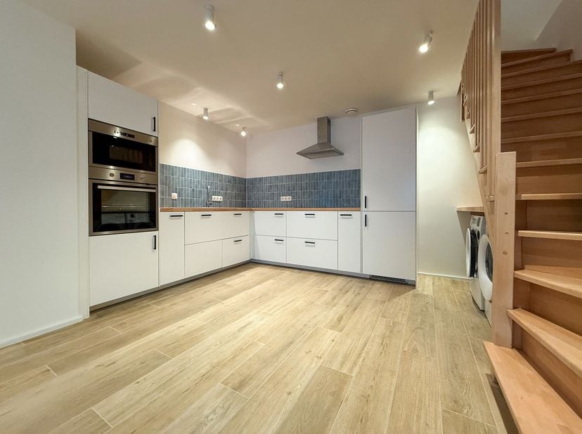 UCCLE - Proche des commerces et des transports en commun, ce lumineux APPARTEMENT (2ch/2sdd) souplex de 1ere occupation et situé au rez-de-chaussée d&#039;