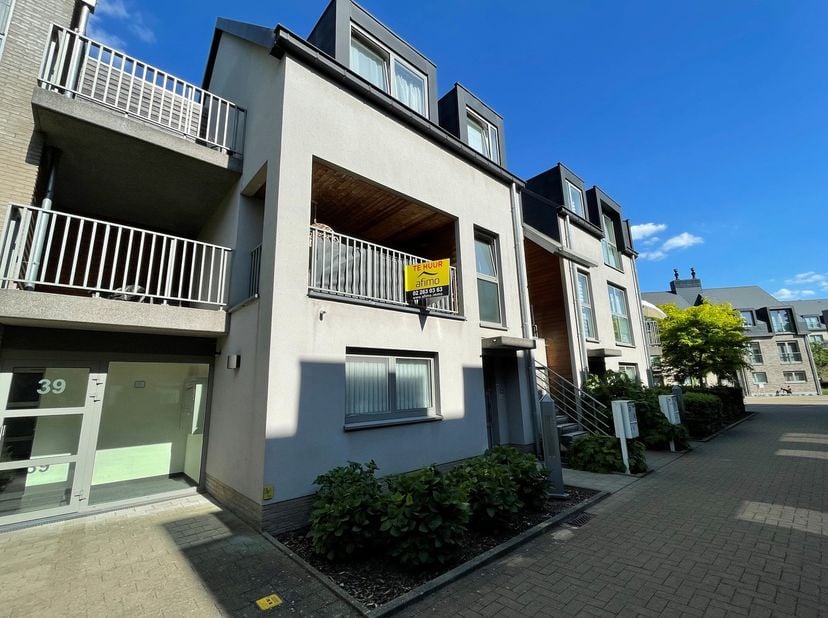 Mooi energiezuinig duplex appartement gelegen in het hart van Strombeek, op het binnenplein van het complex Ijsfabriek, omvattende: op de 1e verdiepin