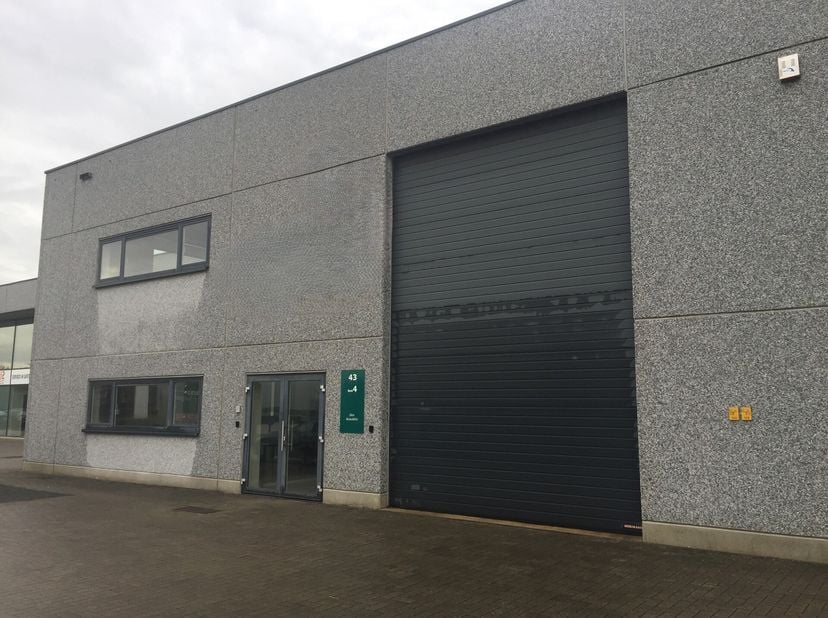 Moderne KMO unit, met 370m² magazijn en 312m² kantoor, te huur in de KMO-zone &quot;Starrenhof&quot; te Kapellen.&lt;br /&gt;
De kantoren zijn ingedeeld en mooi inger