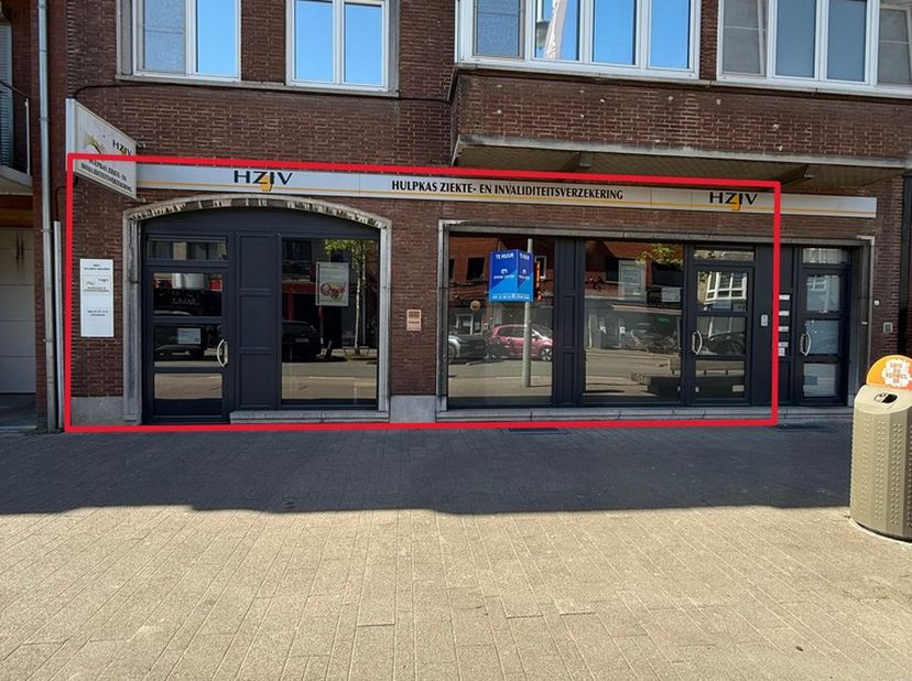 Na 18 jaar succesvolle uitbating door dezelfde huurder (RIZV) komt dit handelspand vrij op een absolute&lt;br /&gt;
toplocatie in het hart van de Stalenstra