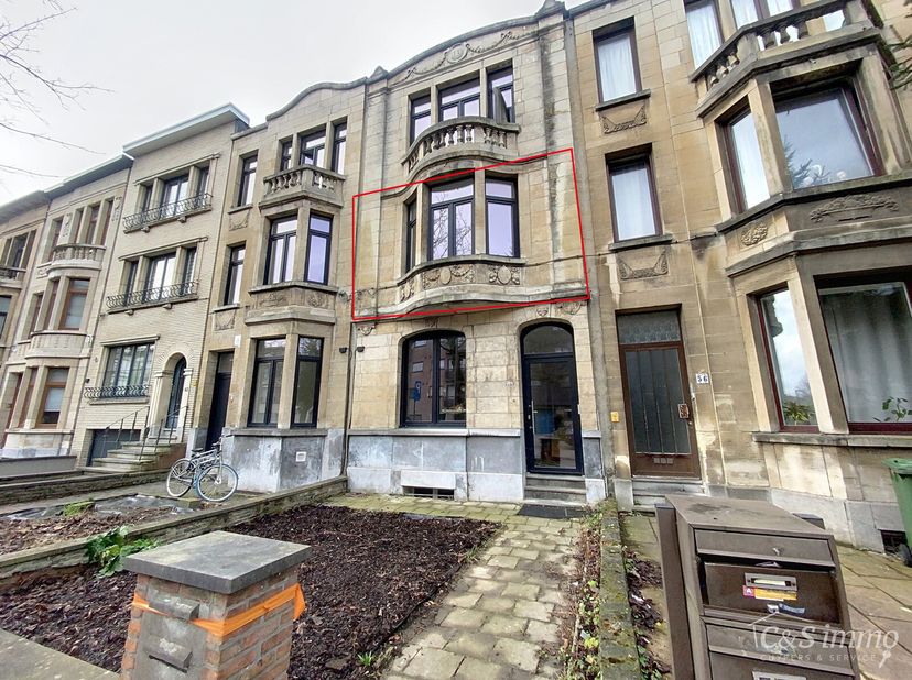 Ontdek dit volledig gerenoveerd appartement (2024) met natuurlijke lichtinval op een boogscheut van Te Boelaerpark &amp; Boekenbergpark. In een kleinschal