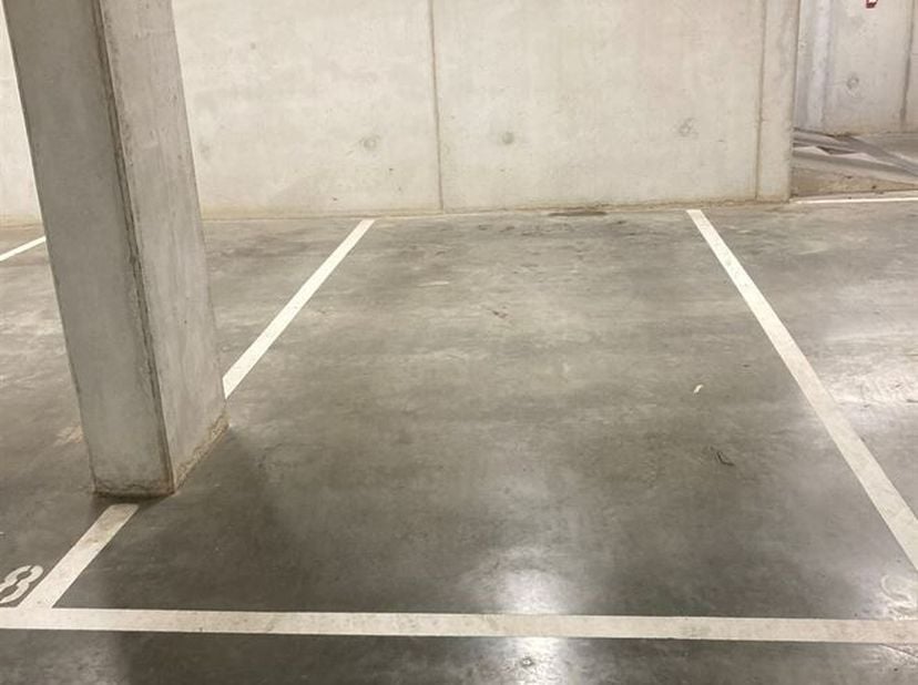 Ondergrondse autostaanplaats (nummer 9) gunstig gelegen te Lille nabij op- en afrit  E34.&lt;br /&gt;
Deze autostaanplaats is gelegen nabij centrum Lille, v