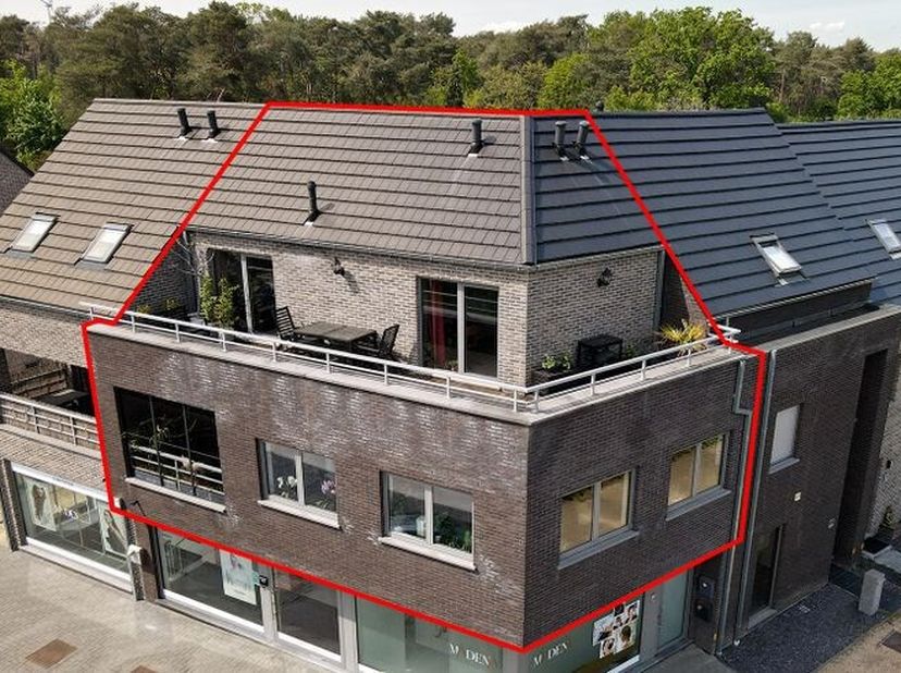 Dit prachtig duplex appartement met grote terrassen is centraal gelegen met een vlotte verbinding naar de omliggende gemeenten.&lt;br /&gt;
Via de inkomhal