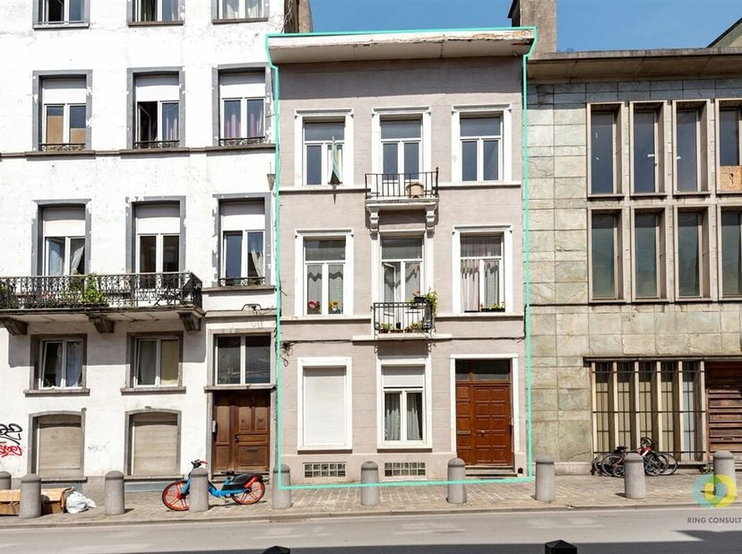 Cet immeuble d&#039;appartements est situé dans le centre commercial du quartier de Brabant. Il est divisé en 3 appartements et il est aussi autorisé comme