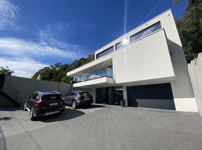 Ittre - Nichée sur les hauteurs du village, CAP SUD vous propose cette splendide villa de 2021 en ossature bois de 298m2 sise sur un terrain de 9,23ar