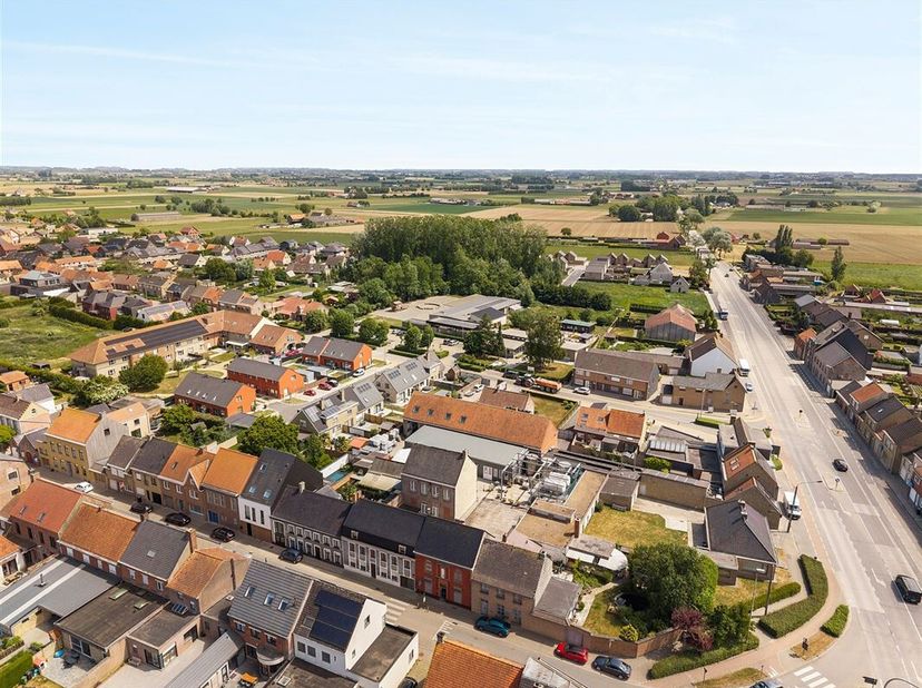In het dorpcentrum te Oostvleteren, mag ik u met uitermate grote trots dit karakteristiek, majestueuze eigendom/ handelspand aan u voorstellen. Op hed