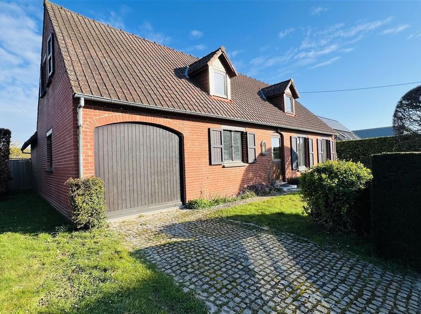 Charmante maison 4 façades idéalement située à 15 minutes du centre-ville de Tournai, dans un secteur très recherché, à proximité des commerces et éco