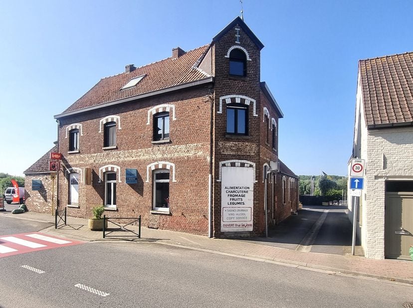 Immeuble de rapport bien situé près du Kluisberg avec SURFACE COMMERCIALE et DEUX APPARTEMENTS  idéal pour combiner habitation et investissement. Le r