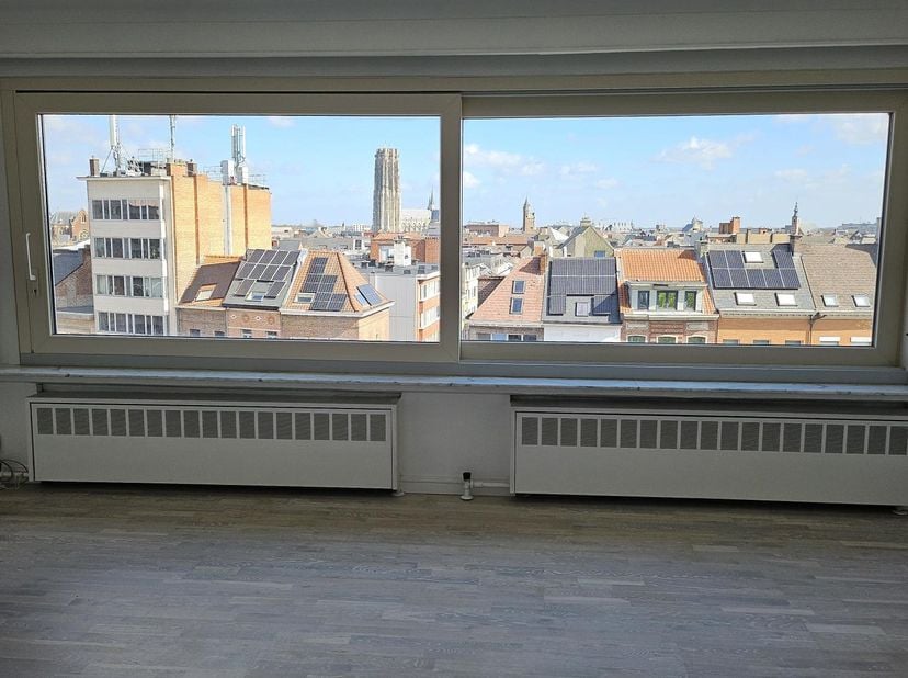 Appartement met prachtig uitzicht over Mechelen inclusief garage&lt;br /&gt;
Gerenoveerd&lt;br /&gt;
3 slaapkamers&lt;br /&gt;
Vlakbij centrum Mechelen&lt;br /&gt;
Goed berei