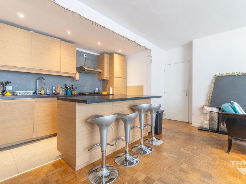 Idéalement situé à deux pas de la place Dumon, à proximité des commerces et des facilités (tram), charmant appartement 3CH. rénové en 2017 avec goût.&lt;