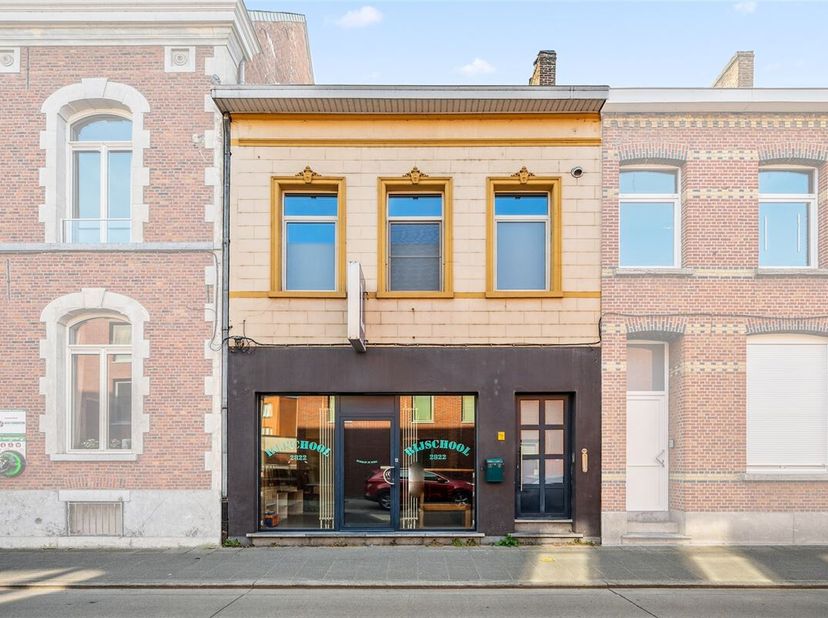 Grâce aux services publics séparés, vous pouvez maintenir les coûts du rez-de-chaussée commercial et de l&#039;appartement parfaitement séparés. Le rez-de-