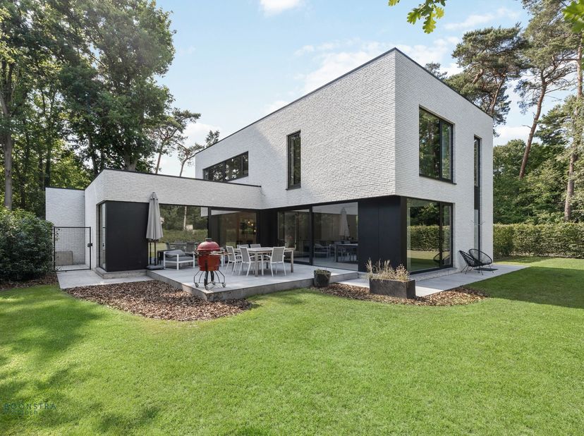 Op een unieke, groene locatie in Keerbergen vind je deze prachtige en tijdloze villa, gelegen op een mooi perceel van 2033 m². Deze moderne, energiezu