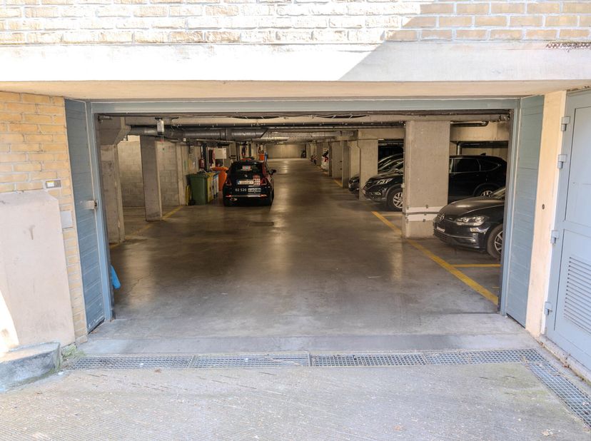 Trianon Invest vous propose un lot de 4 emplacements de parking idéalement situés au niveau -1 dun immeuble sécurisé et bien entretenu.Chaque emplacem