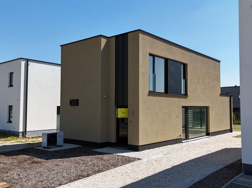 Spreekt modern, hedendaags en duurzaam wonen in een rustige omgeving u ook aan? Dan heten we u zeer graag welkom in deze BEN-woning met aangelegde tui