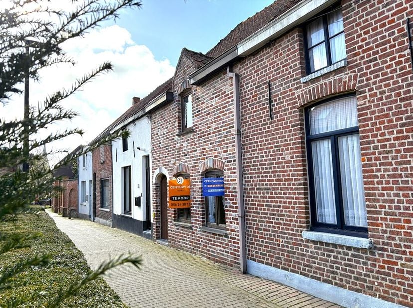 DEZE TOPPER KOMT AANZETTEN MET HEEL VEEL WOONRUIMTE&lt;br /&gt;
Langs een gezellig straatje op enkele passen van het centrum verbergt deze gevel een oase aa