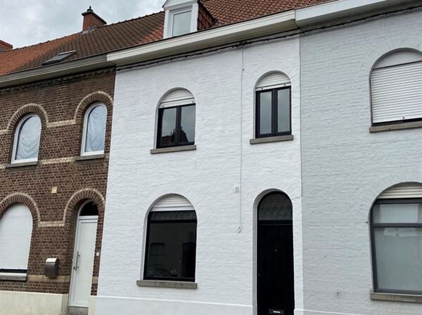 Ruime woning met 4 slaapkamers! &lt;br /&gt;
Indeling: inkomhal, bureelruimte/speelkamer, ruime leefruimte met open keuken en zicht op de tuin. Tuin met aan