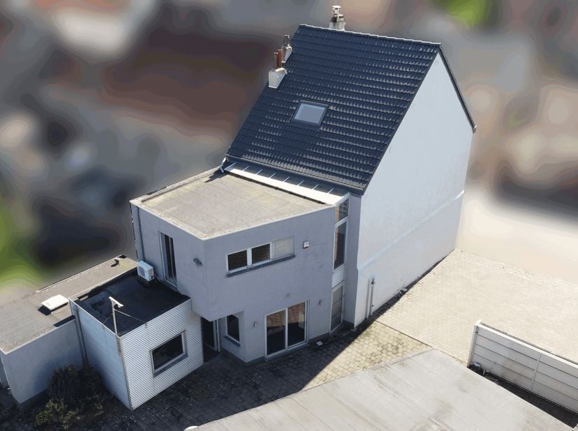 Rhode, grande maison 3 façades sur 3 niveaux (sol + 2) de 244m² habitable sur un terrain de 960m² avec beaucoup de potentiel, entrepôt à l&#039;arrière (av