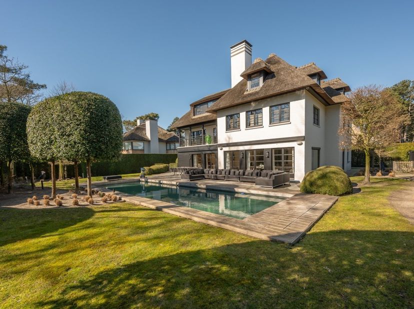 Magnifique villa de luxe située sur un terrain de 1.204 m², à quelques pas du Royal Zoute Golf, de l&#039;église des Dominicains et de la plage.  Compositi