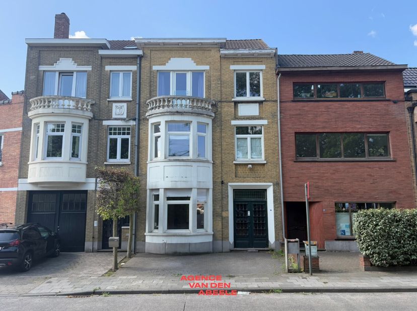 Wie houdt van ruimte, hedendaags comfort en een unieke woonbeleving is hier aan het juiste adres. De zeer comfortabele ligging van deze woning is o.a.
