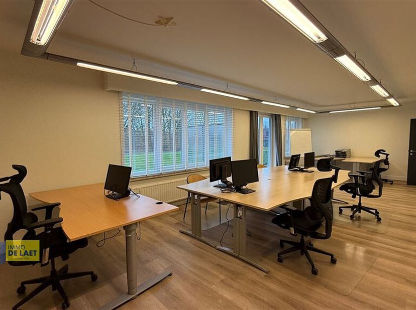 Gelegen te Boniverlei Edegem vinden we dit volledig gerenoveerde handelspand/kantoor verdeeld in 2 stukken. Het betreft hier het achterste gedeelte vo