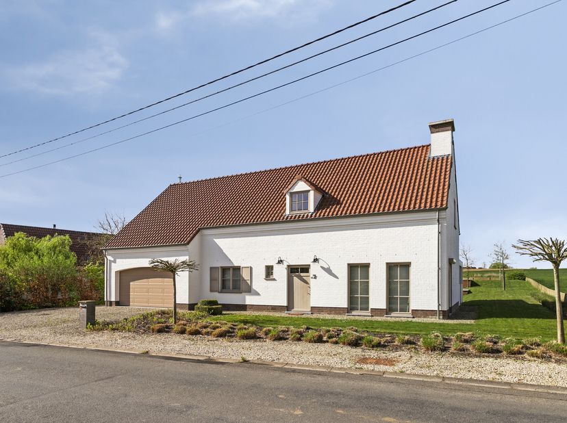 Dans un environnement calme et verdoyant, vous trouverez cette villa spacieuse et pleine de charme. L&#039;emplacement idéal permet d&#039;accéder facilement au