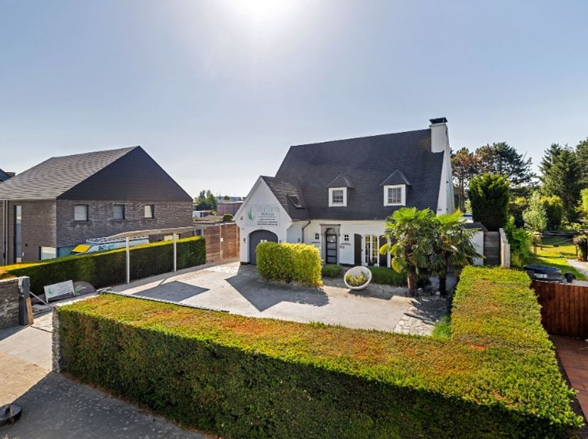 Vivre en toute tranquillité et avec style, avec des équipements luxueux et une accessibilité optimale ?&lt;br /&gt;
Cette villa de caractère située à Erembo