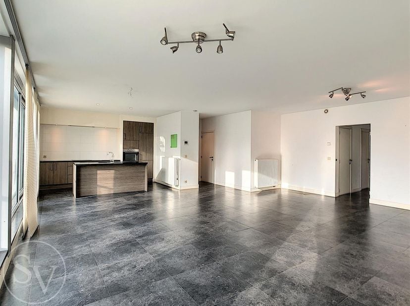 Ruim, licht en energiezuinig (EPC A) appartement van 107m² met een ZW-georiënteerd terras van 22m², dit over de volledige breedte van de woonkamer en
