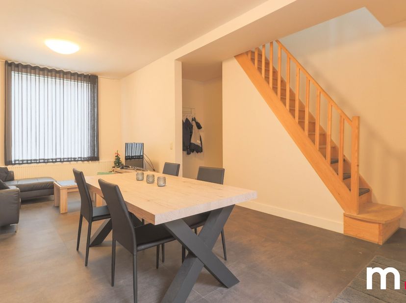Deze charmante halfopen stadswoning is recent gerenoveerd (2024) en is bijgevolg volledig instapklaar!&lt;br /&gt;
Ze beschikt over 3 volwaardige slaapkamer