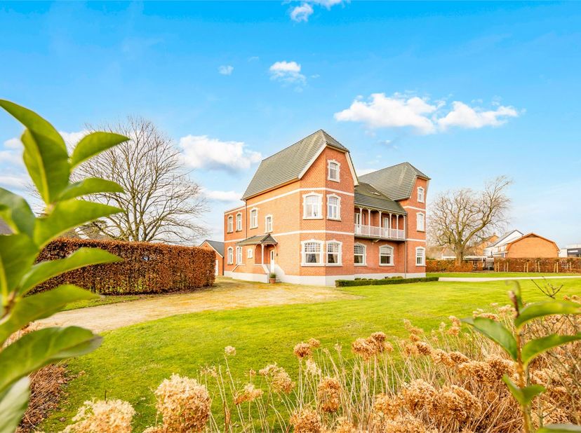 STATIGE EN KARAKTERVOLLE VILLA MET 5 SLAAPKAMERS OP GUNSTIGE LIGGING !! De villa omvat maar liefst +-350m² netto bewoonbare oppervlakte met ontvangsth
