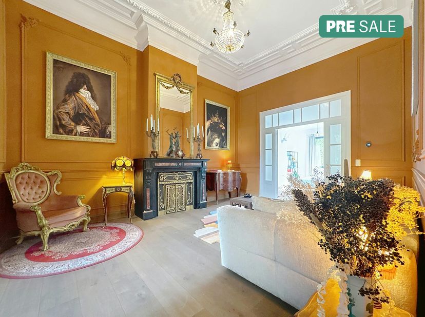 Centraal gelegen, aan de rand van de Marollen en tegenover de kleurrijke Zuidmarkt, op de Zuidlaan 104-105, zeer karaktervol appartement in herenhuiss