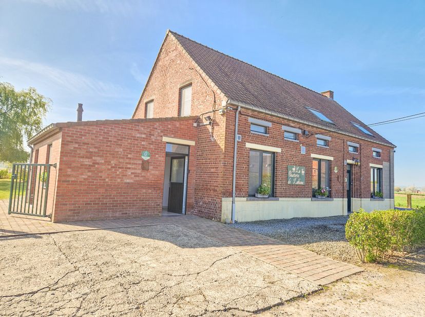 Wat een authentieke charme! Deze ruime woning van 205m² bewoonbare oppervlakte is momenteel ingedeeld in 2 onafhankelijke gîtes. De gasten genieten va