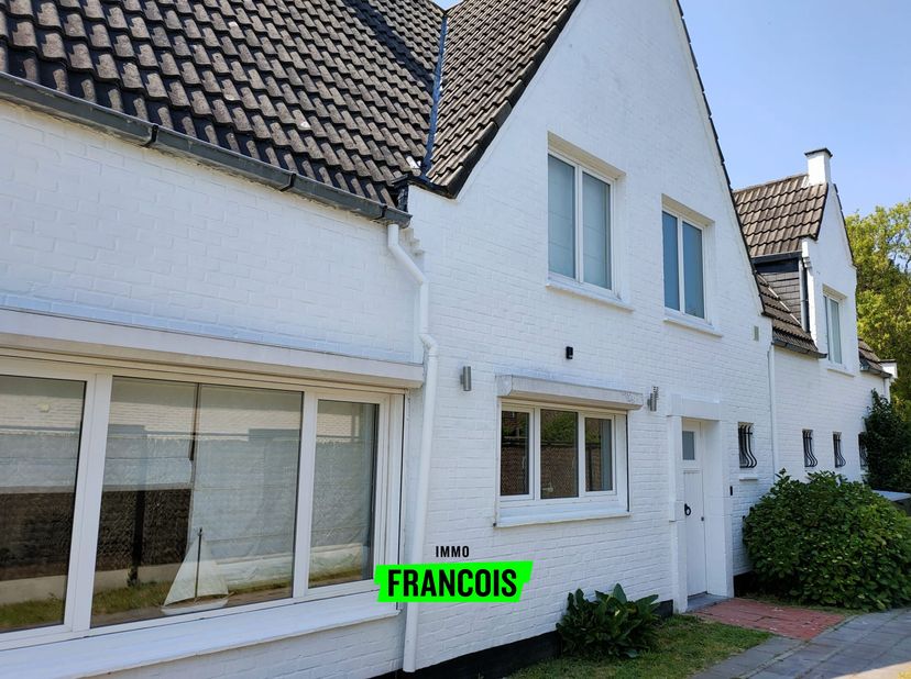 Op één van de mooiste plaatsen aan de Belgische kust, namelijk het pittoreske De Haan treft men deze prachtige, volledig gerenoveerde woning met de pe
