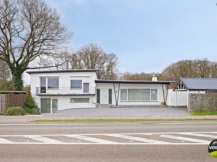 Deze instapklare splitlevel-woning is ideaal voor wie een ruime gezinswoning zoekt of werk en wonen wil combineren. Ideaal gelegen op de grens tussen
