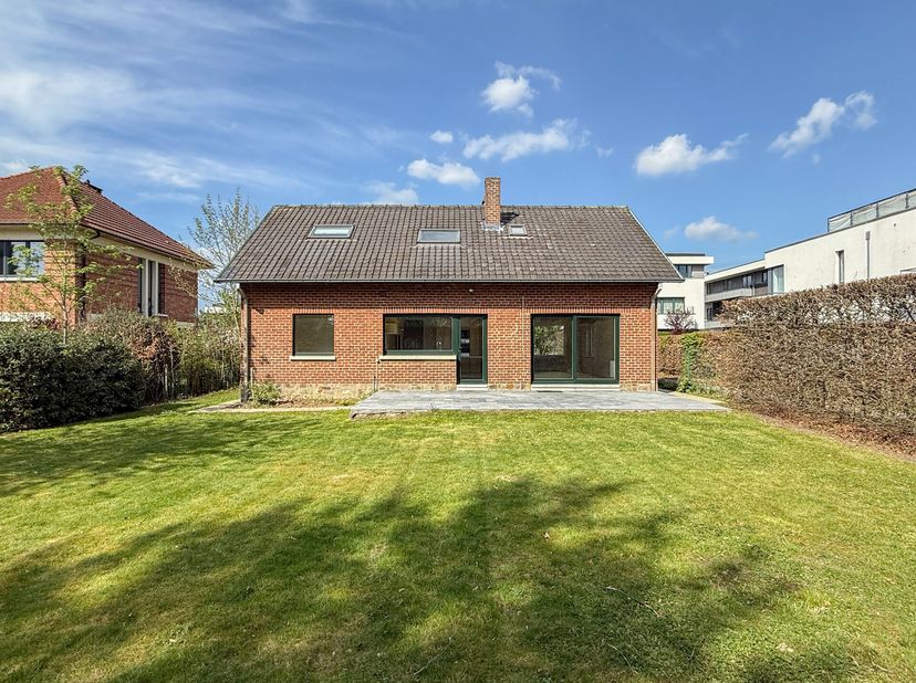Waterloo, quartier Faubourg. Agréable VILLA (4ch/2sdb) de ±225 m² sise sur un terrain de ±530 m² orienté plein sud. Elle se compose dun hall dentrée d