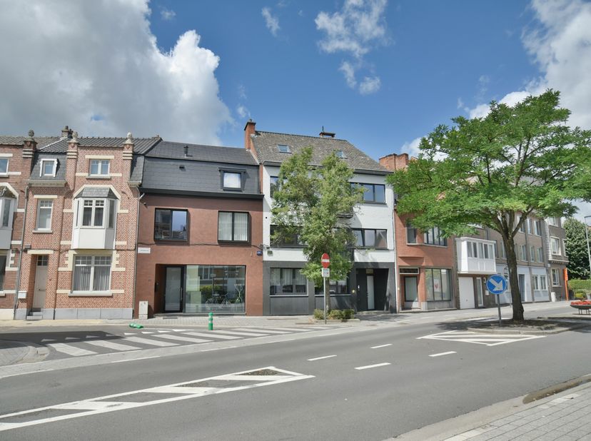 Letterlijk op de rand van het Hasseltse stadscentrum ligt deze smaakvol gerenoveerde woning (2019) met kantoorruimte.&lt;br /&gt;
Bij de renovatie werd op g