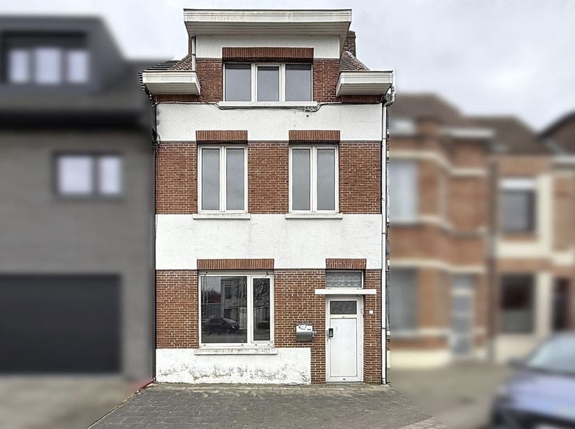 RUIME TE RENOVEREN RIJWONING -  &lt;br /&gt;
 &lt;br /&gt;
Gesloten bebouwing met centrale ligging tussen Kortrijk en Kuurne. &lt;br /&gt;
 &lt;br /&gt;
De woning omvat op he